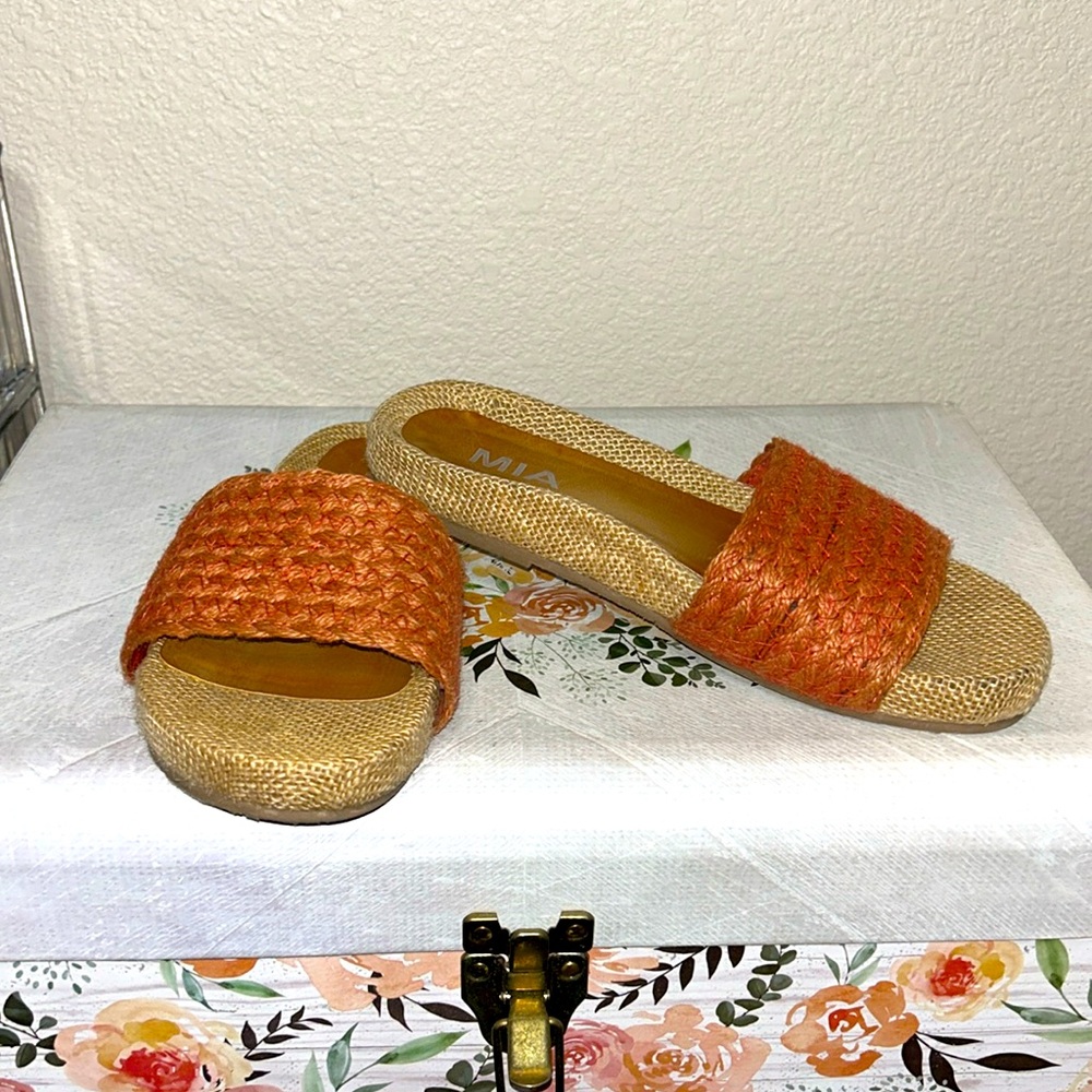MÍA Sandals